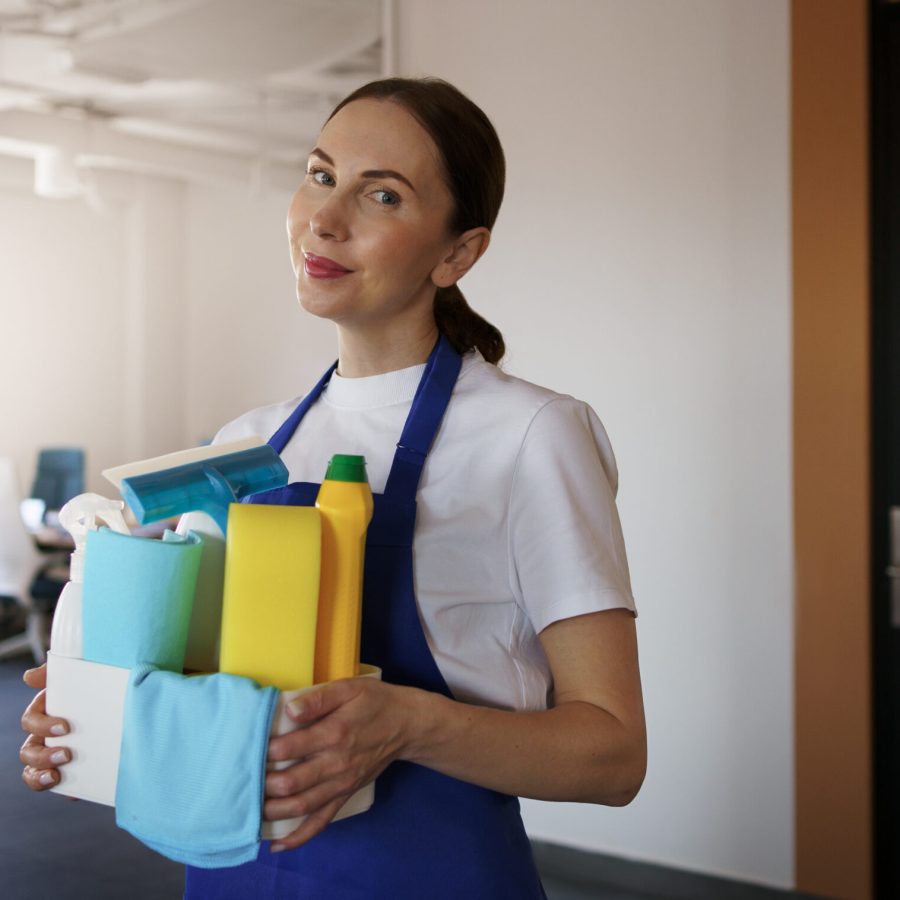 oficina-de-limpieza-de-persona-de-servicio-de-limpieza-profesional